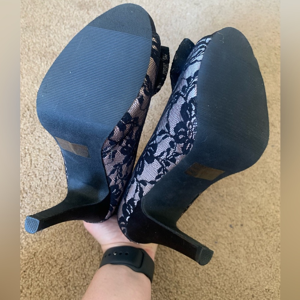 Charming Charlie Black and Nude Lace Bow Tie Heels Size 6.5 - Picture 2 of 7